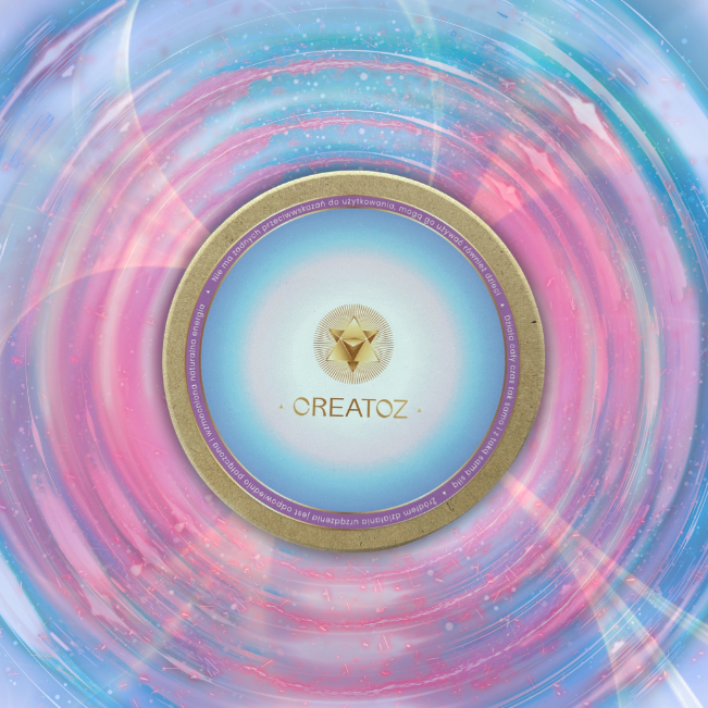 Energetyzator wody Creatoz na tle wirującej energii w odcieniach różu, błękitu i fioletu – produkt wspierający strukturyzację i harmonizację wody