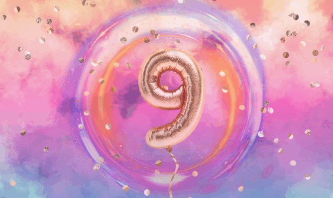 Balon w kształcie liczby 9 na tle kolorowej, energetycznej przestrzeni - symbol duchowej transformacji i zakończenia cyklu. wibracja liczby 9 to duchowa transformacja