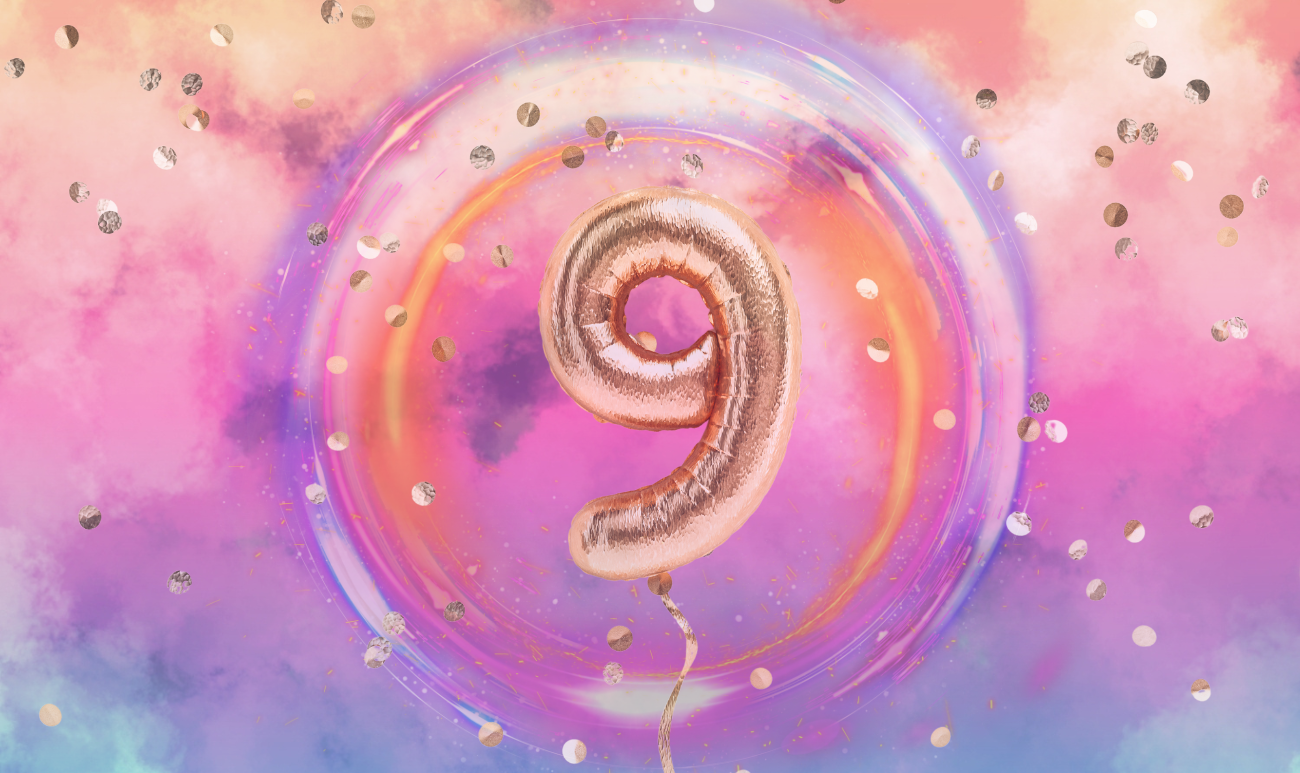 Balon w kształcie liczby 9 na tle kolorowej, energetycznej przestrzeni - symbol duchowej transformacji i zakończenia cyklu. wibracja liczby 9 to duchowa transformacja