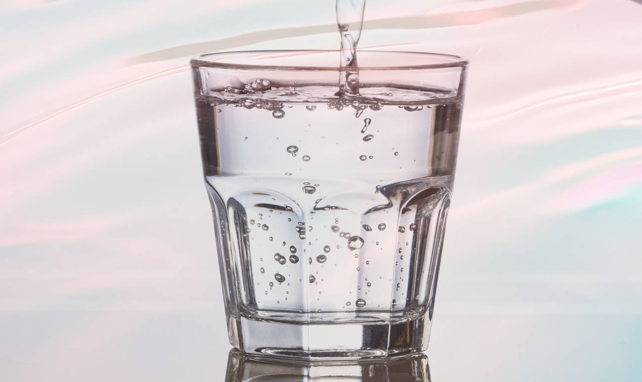 Szklanka wody strukturyzowanej to symbol energetycznego nawodnienia i harmonii ciała