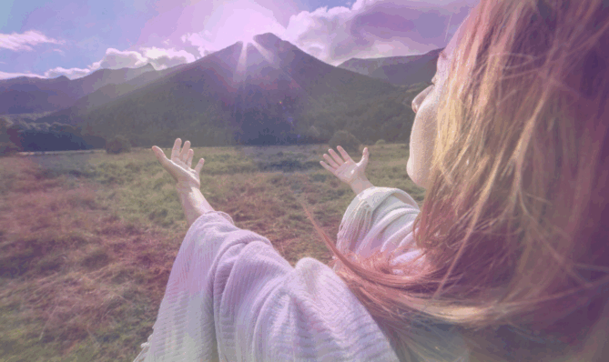 Kobieta z rozpostartymi ramionami w stronę światła – duchowa regeneracja i odnowa energii wiosną z Creatoz