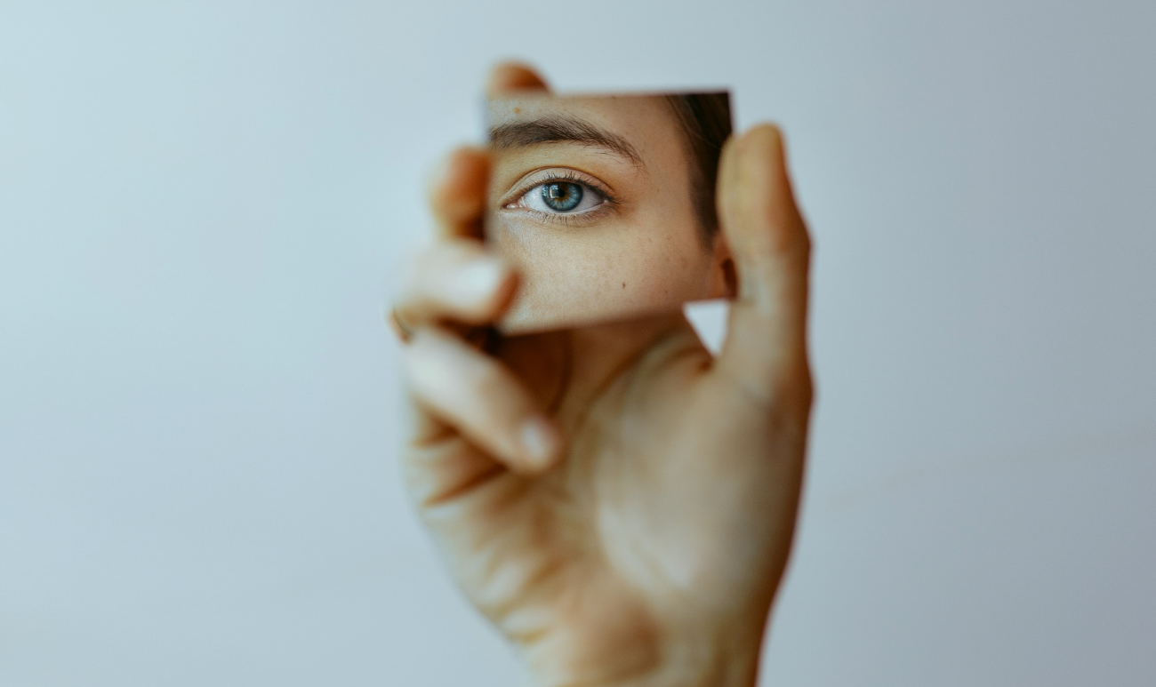 Oko odbijające się w lustrze – symbol duchowego przebudzenia i powrotu do siebie