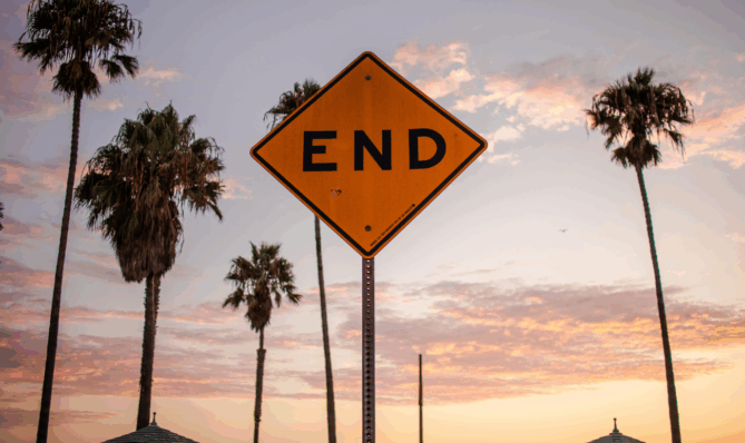 Znak END na tle palm i zachodzącego słońca symbolizujący zakończenie lata i początek nowego etapu w rozwoju duchowym