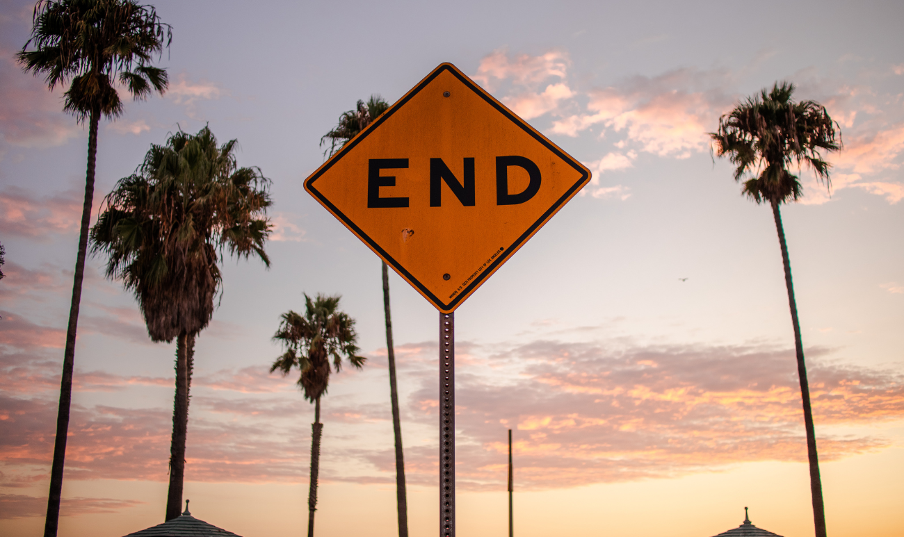 Znak END na tle palm i zachodzącego słońca symbolizujący zakończenie lata i początek nowego etapu w rozwoju duchowym